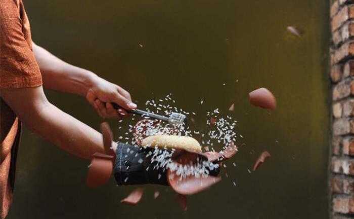 Video: Tròn mắt xem nhân viên nhà hàng biểu diễn cơm niêu đập