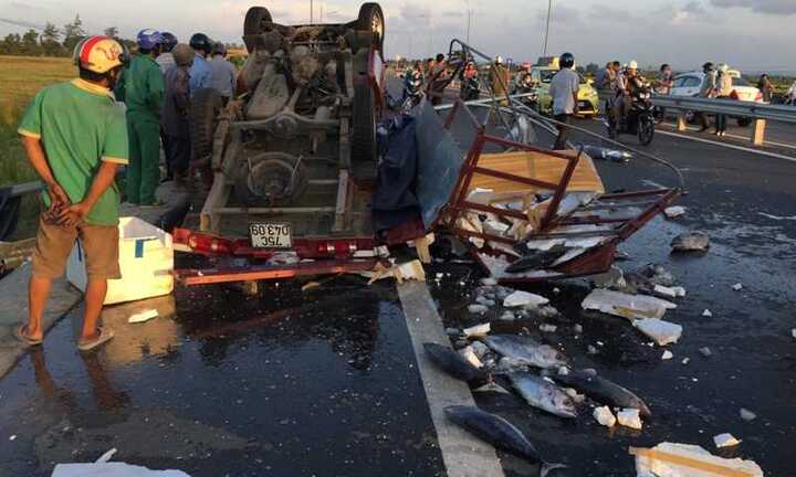 Xe chở cá tông bay trụ điện trên quốc lộ 1A