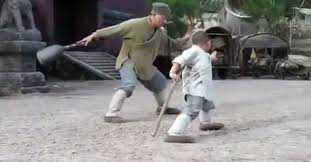 Video: Tiểu hòa thượng Thiếu Lâm ‘dạy’ Thành Long tuyệt kỹ múa gậy