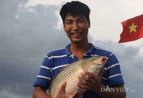 Bỏ chức trưởng phòng về quê, thành tỷ phú cá giòn ở tuổi 26