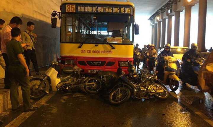 Xe buýt đâm hàng loạt xe máy đang trú mưa dưới hầm chui Kim Liên