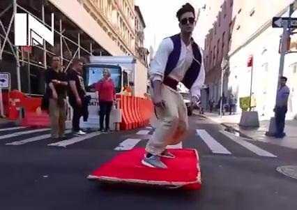 Video: Sửng sốt xem ‘Aladin’ cưỡi thảm ‘bay’ vun vút trên phố