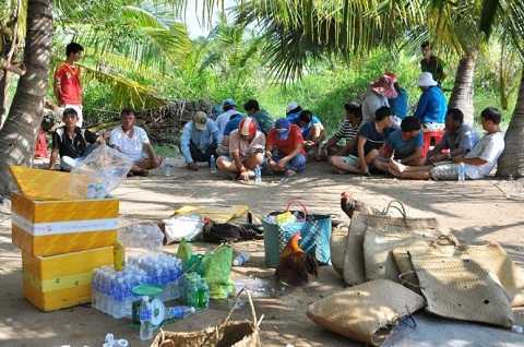 Công an nổ súng phá trường gà, bắt giữ 21 người