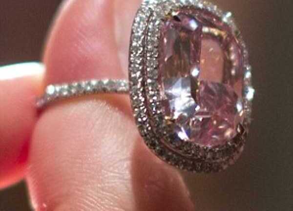 Video: Sức mê hoặc của viên kim cương hồng lớn nhất và tinh khiết nhất thế giới