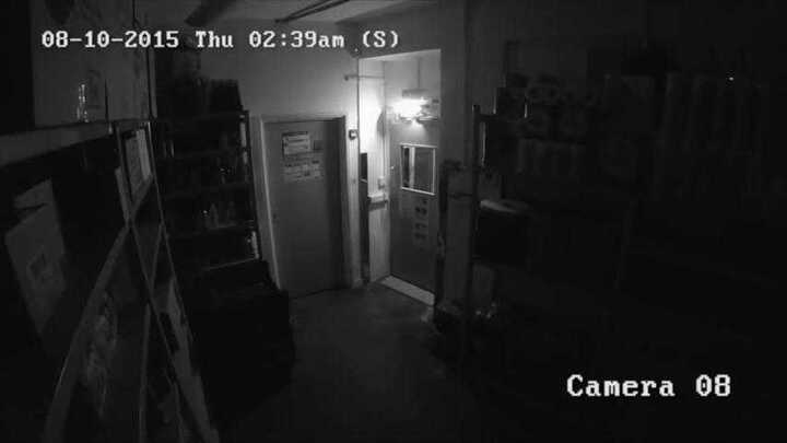 Video: Hoảng hồn ‘bóng ma’ bí ẩn ném đồ giữa đêm trong siêu thị