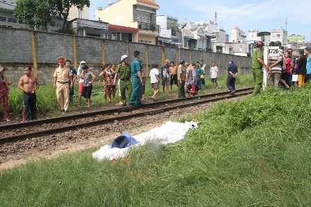Đi bộ trên đường sắt, một phụ nữ bị tàu cán chết