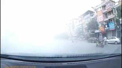 Clip: Kinh hoàng ôtô phun khói mù mịt đường