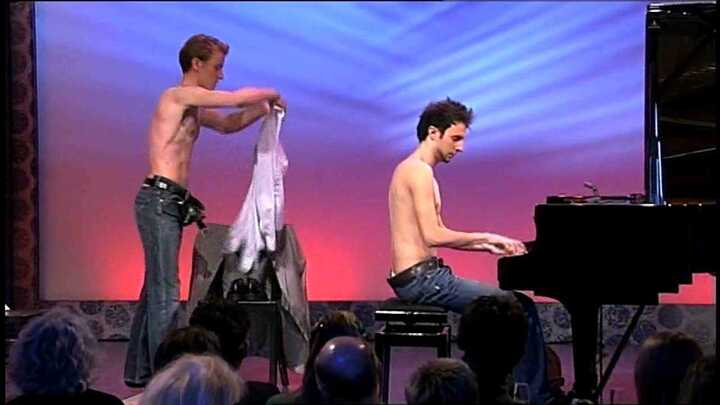 Bộ đôi vừa chơi đàn vừa… thay quần áo khiến khán giả phát cuồng