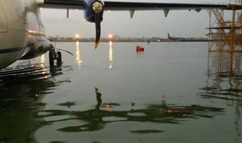 Mưa ngập lênh láng trong sân bay Tân Sơn Nhất