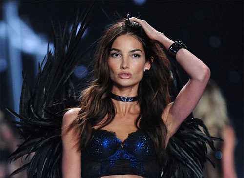 Lily Aldridge bị chê không xứng với áo lót 46 tỷ đồng