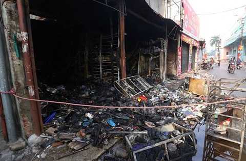 Cháy lớn trong đêm, nhiều cửa hàng ở Hà Nội thành tro bụi