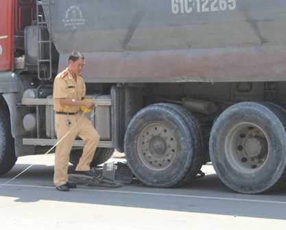 Bị xe ben cán nát chân, người đàn ông gào khóc rồi ngất lịm