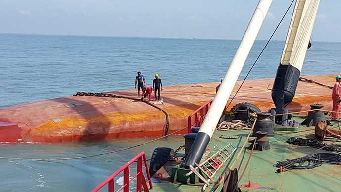 Trục vớt tàu chìm trên sông Soài Rạp