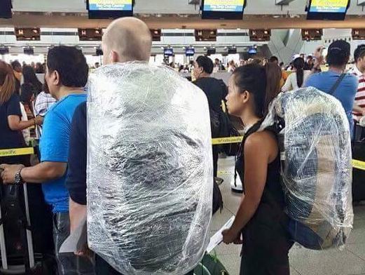 Hàng không Việt Nam: Tranh cãi dữ dội từ chiếc balo 'đóng bỉm' của khách nước ngoài