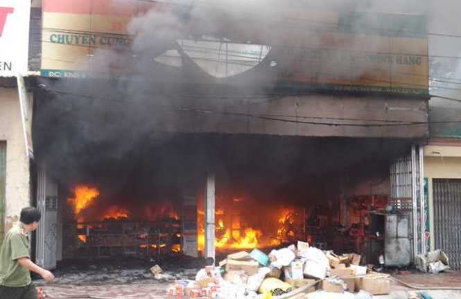Trăm người dập đám cháy cửa hàng phụ tùng xe máy