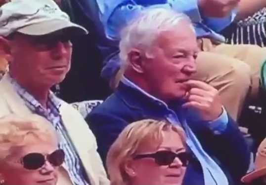 Bỗng dưng nổi tiếng sau khi ăn ráy tai trên sóng truyền hình