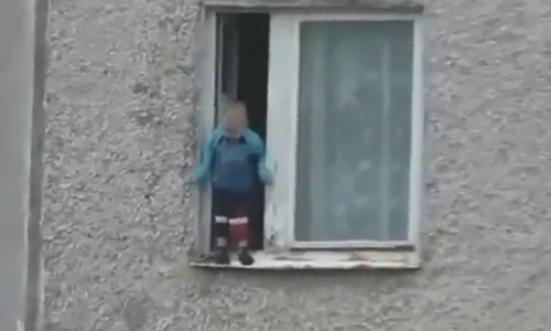 Đau tim với clip bé trai đùa nghịch ngoài cửa sổ tầng 8