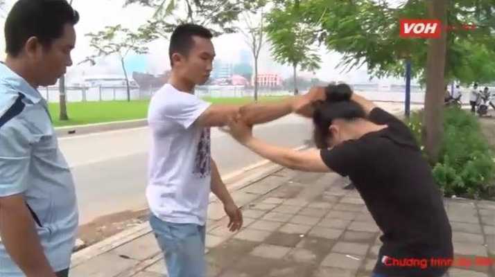 Video: Mách bạn gái ‘tuyệt chiêu’ tự vệ khi bị túm tóc