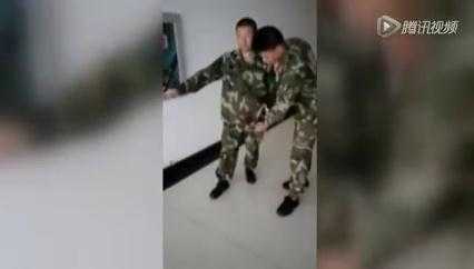 Clip: Chàng lính không biết diễu hành khiến đồng đội bất lực