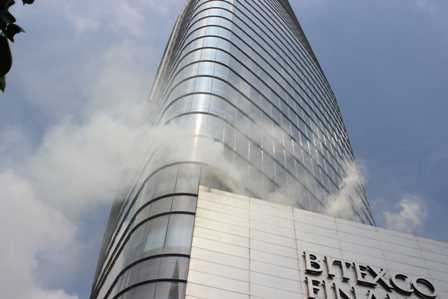 Khói lửa bao trùm tòa nhà cao nhất TP.HCM