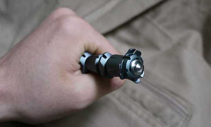 Dùng bút bi tấn công thiếu tá công an ngay tại trụ sở