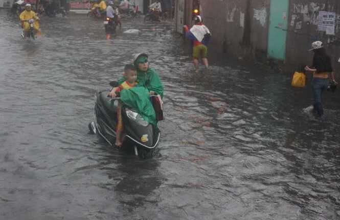 Mưa ngập, cửa ngõ sân bay Tân Sơn Nhất lại ùn tắc