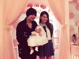 Châu Kiệt Luân và vợ trẻ lần đầu khoe con gái