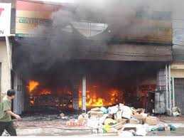 Clip: Kình hoàng cảnh ‘bà’ hỏa thiêu rụi cửa hàng xe máy