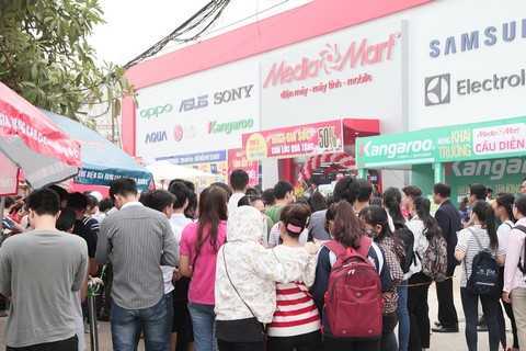 Chen chân 'săn' khuyến mại khủng dịp khai trương Siêu thị điện máy mới