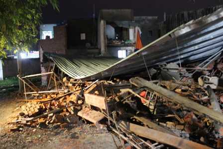 Tin mới nhất nhà đang xây đổ sập, 11 người thương vong