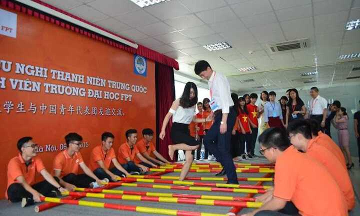 Thanh niên Trung Quốc múa sạp cùng sinh viên Việt Nam