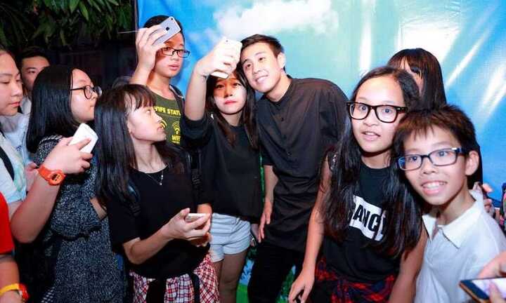 Vlogger Huyme hâm nóng đêm âm nhạc của học sinh Thủ đô