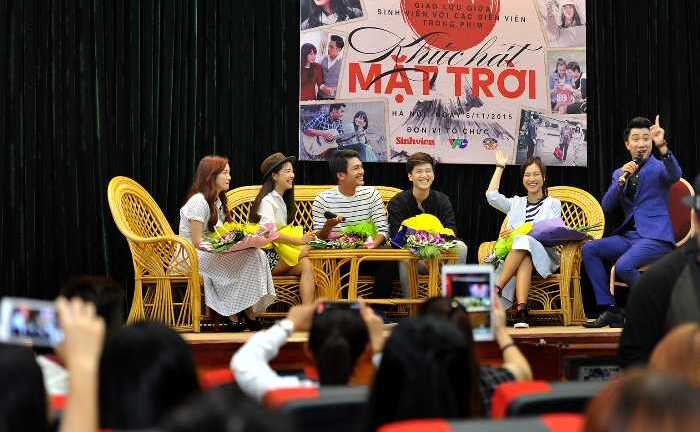 Sinh viên Hà thành cuồng nhiệt với diễn viên phim 'Khúc hát mặt trời'