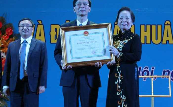 Đại học Ngoại ngữ nhận Huân chương lao động hạng Nhất