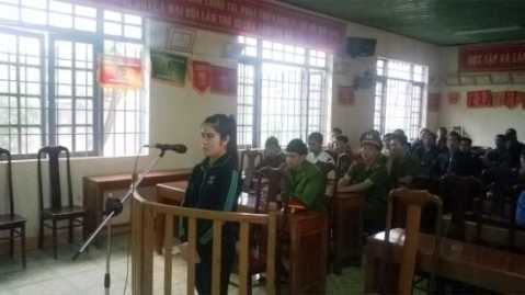 Cô gái 9X vào siêu thị Thế giới di động trộm điện thoại