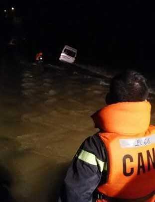 Xe khách bị nước cuốn trôi: Đã tìm thấy người mất tích