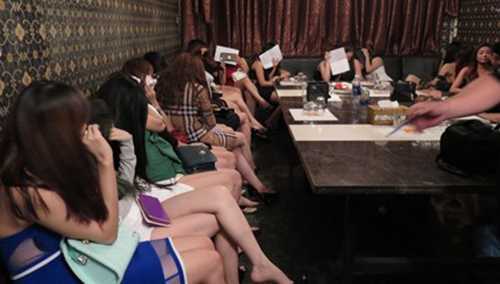 Hàng chục nữ tiếp viên mặc hở hang tháo chạy khi bị kiểm tra