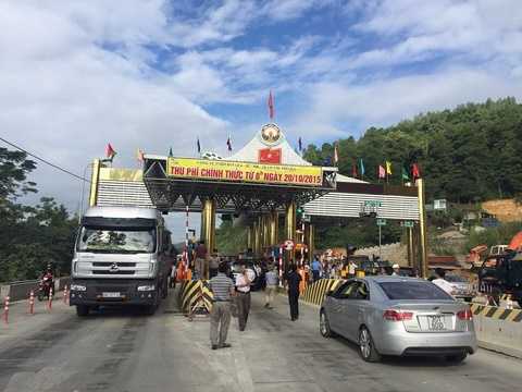 Dân chặn xe của ông Dương Trung Quốc để phản đối trạm thu phí