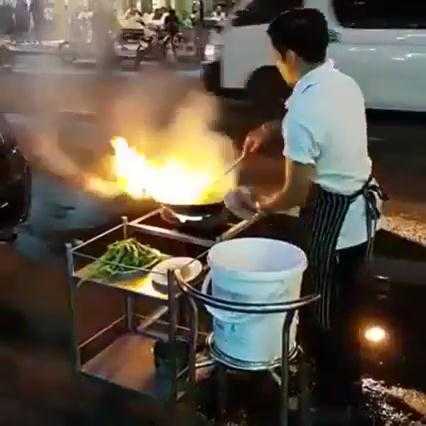 Clip: Tròn mắt xem đầu bếp đường phố trổ tài tung chảo ‘thần sầu’