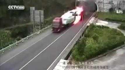 Clip: Tài xế mạo hiểm lao xe tải bốc cháy ngùn ngụt qua hầm cao tốc