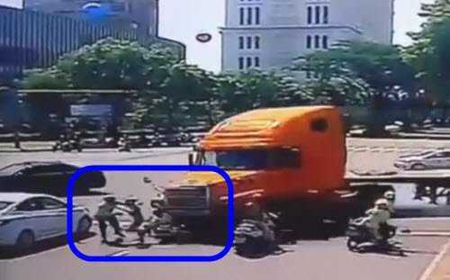 Lái xe container 'điên' tông hàng loạt người dừng đèn đỏ chỉ bị phạt hành chính