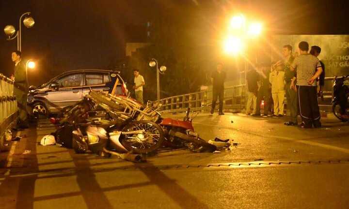 Taxi đâm hàng loạt xe máy trên cầu vượt Thái Hà: Triệu tập lái xe phóng bạt mạng bám đuổi taxi