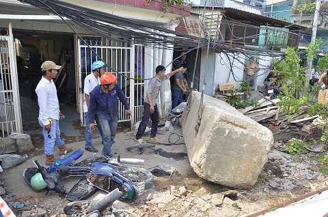 Đống bê tông cả chục tấn lăn vào nhà dân đè nát 5 xe máy