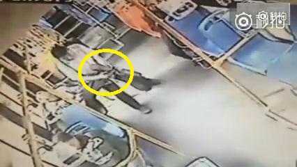 Clip: Sở thích… ngửi giày kỳ dị của người đàn ông trên xe buýt