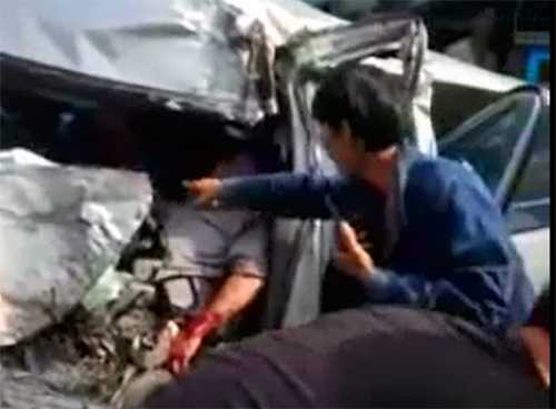 Video: Giải cứu tài xế kẹt trong cabin trong tai nạn kinh hoàng ở Quảng Ninh