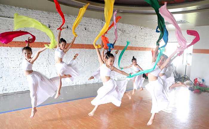 Khám phá lớp học nhảy của các vũ công nhí