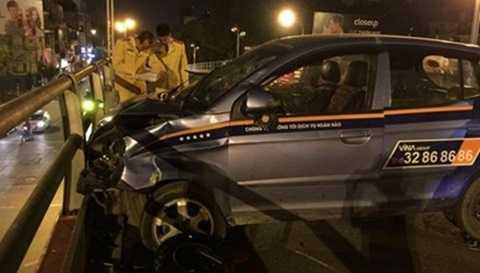Đâm liên hoàn ở cầu vượt Thái Hà: Vợ tài xế taxi khai gì?