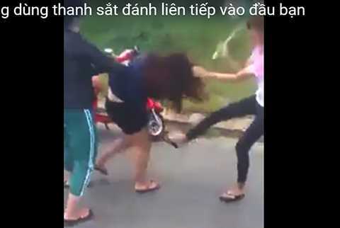 Hai nữ sinh dùng tuýp sắt 'xử' bạn tàn bạo