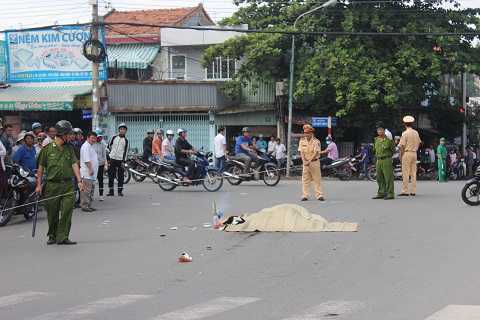 Xe ben cán nát xe máy, đôi nam nữ chết thảm