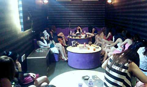 Đột kích nhà hàng có tiếp viên ăn mặc hở hang, õng ẹo với khách